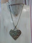 Collar con original corazon en relieve, con asa de cesto