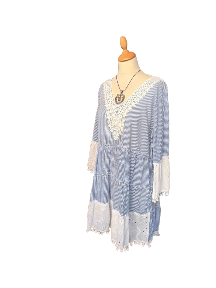 Vestido estilo boho a rayas blancas y azules, con bordado croché