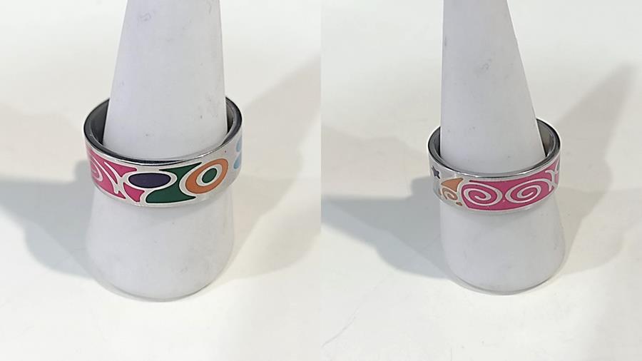 Anillo de acero esmaltado inspirado en rosetones, con diseño a dos caras