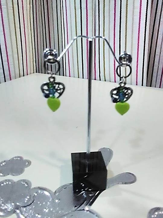 Pendientes plateados, con objetos colgantes, y toque verde