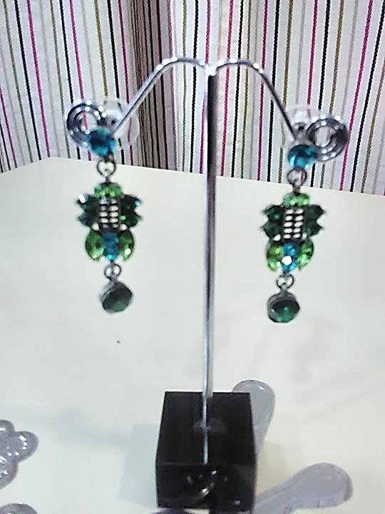 Pendientes en forma de escudo colgante y piedra