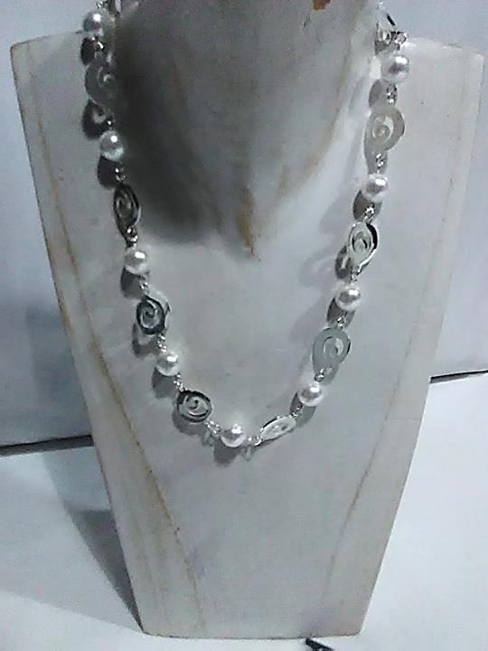 Collar plateado con caracolas y perlas