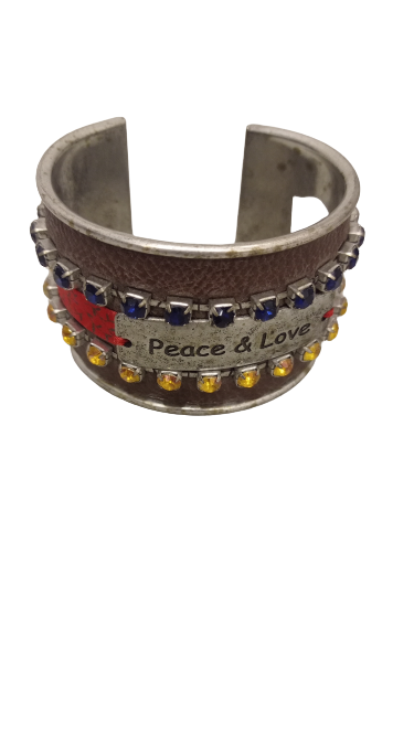 Brazalete con perlas y Paz Amor